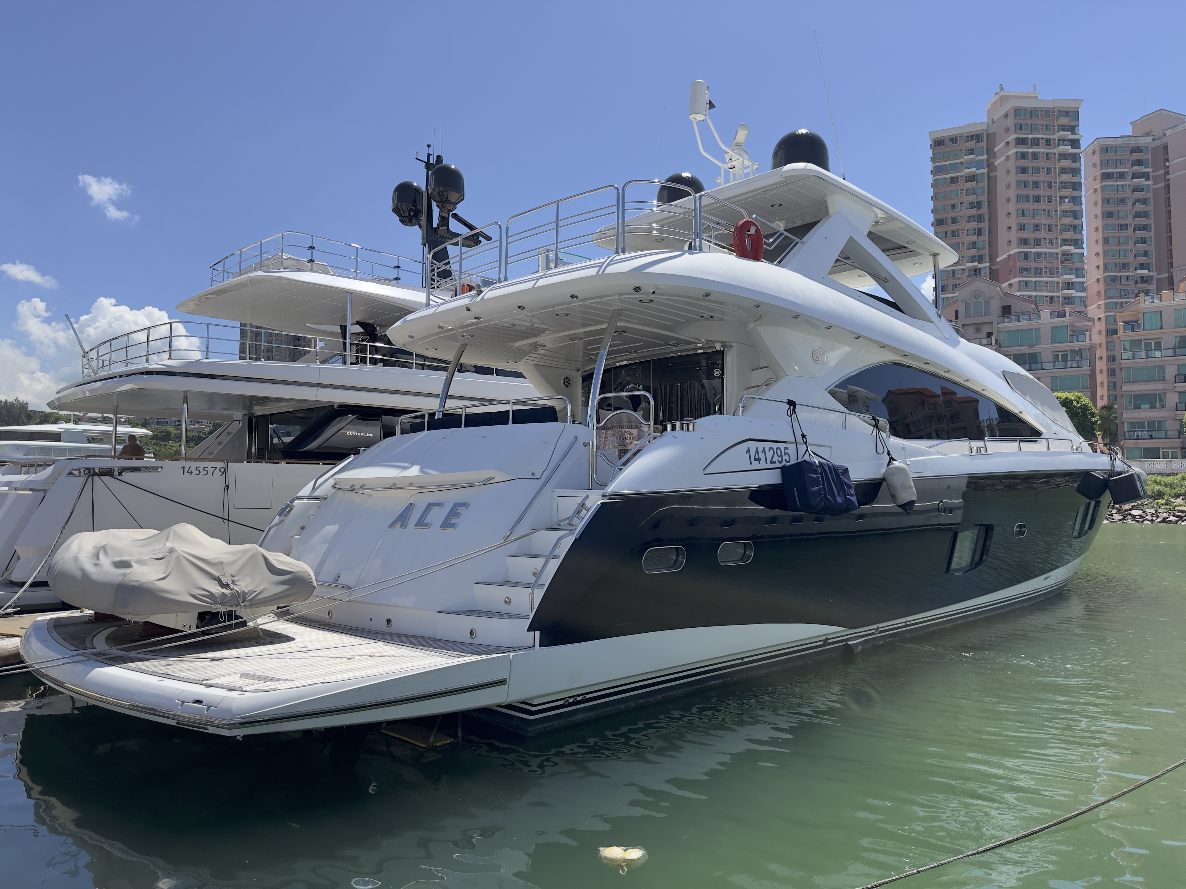 Sunseeker 88 Yacht Exterior 7